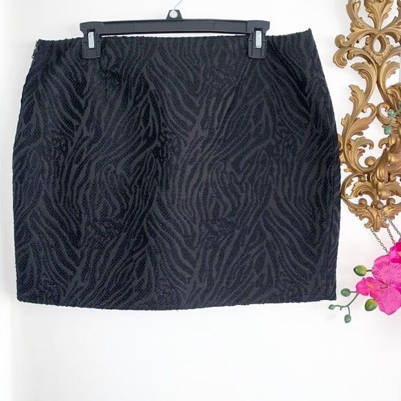 TAHARI MINI SKIRT - Picture 3 of 12